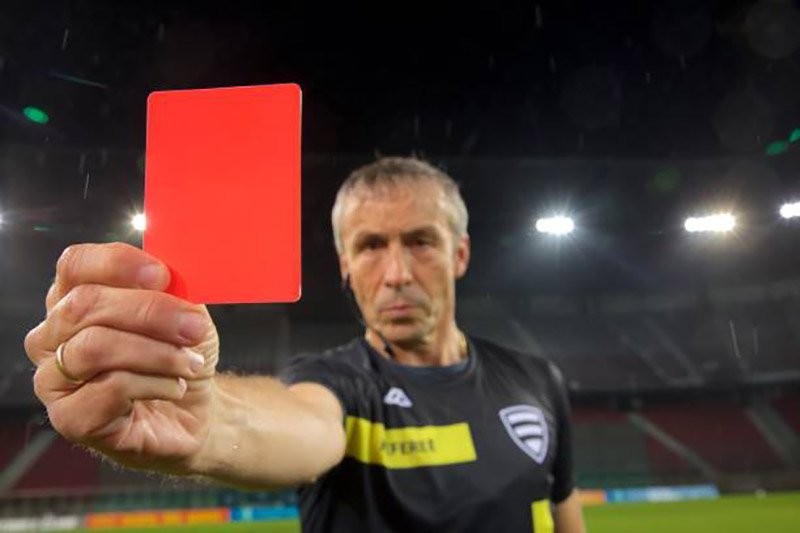 Cầu thủ nhận thẻ đỏ sẽ bị phạt những gì?